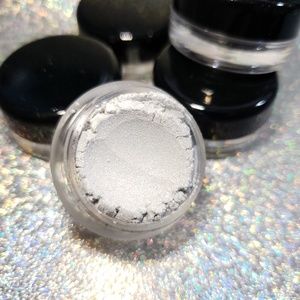 Platinum mineral eyeshadow